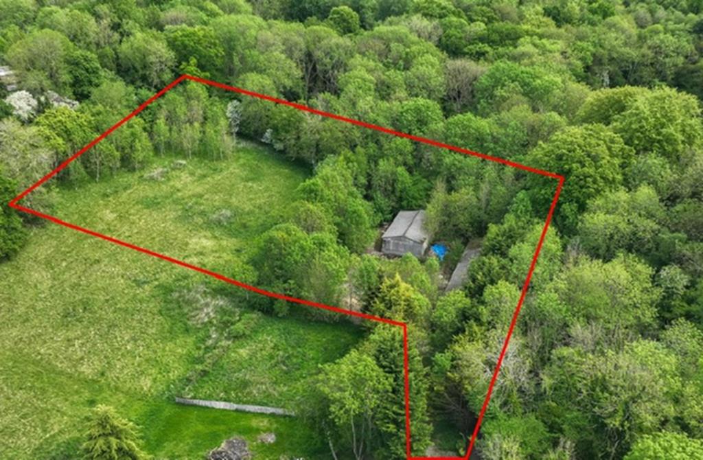 Lot: 3 - LAND WITH PLANNING FOR FOUR DETACHED HOUSES - Arial shot of land